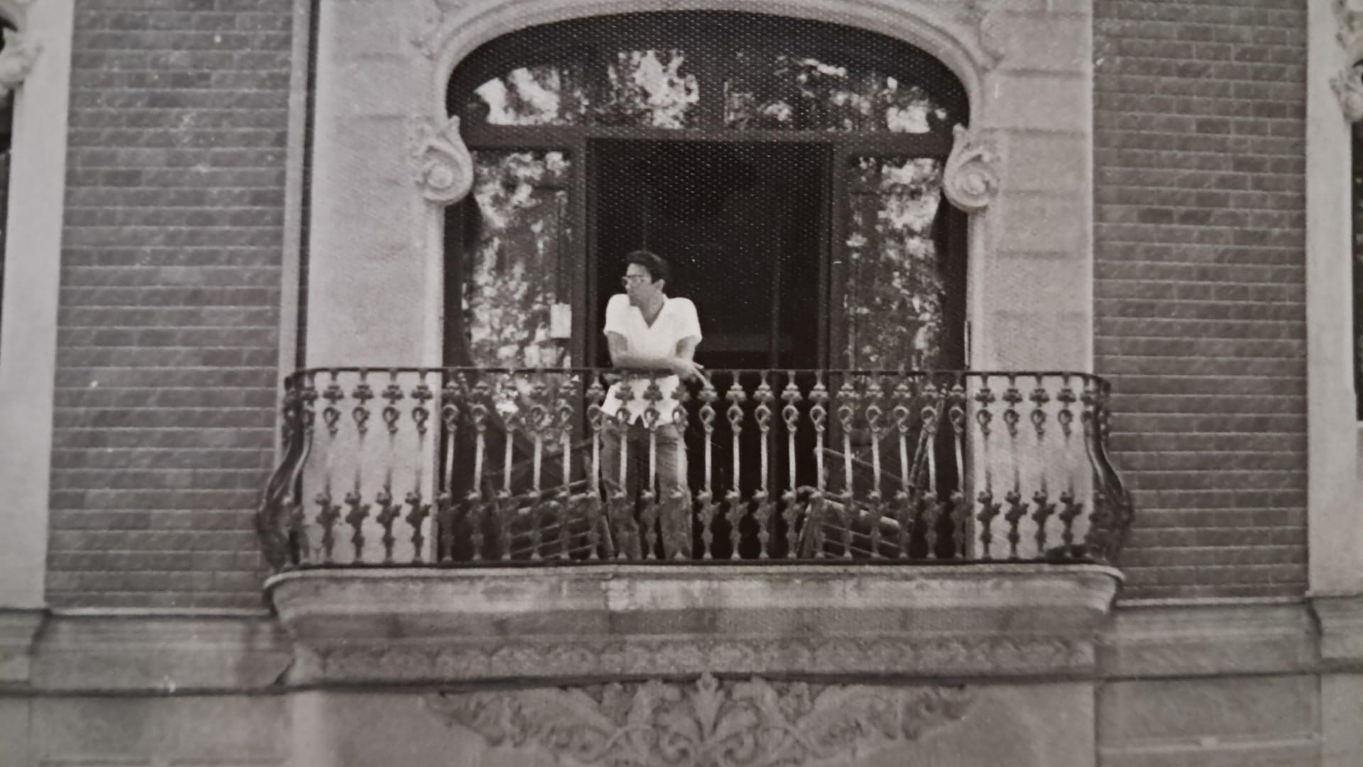 Mario asomado a la ventana desde la residencia de Font del Lleó